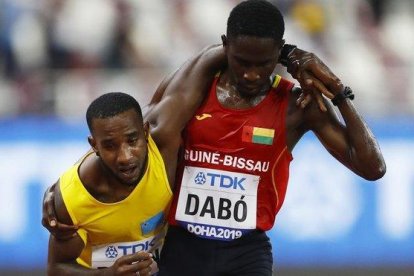 Jonathan Busby, ayudado por Braima Dabó, en Doha.-