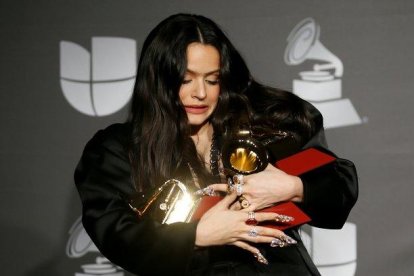 Rosalía, con los tres gramófonos mayores que cosechó en los Grammy Latinos.-REUTERS