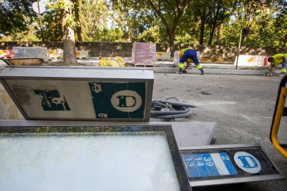 Trabajos de remodelación de las paradas accesibles de autobús en la calle Comendadores, frente al Hospital Militar. TOMÁS ALONSO