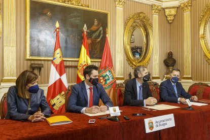 Nuria Barrio, Daniel de la Rosa, Manuel Pérez Mateos y Santiago Bello durante la firma del convenio por el que el Ayuntamiento se une a la Red Hispanoamericana de Derechos Humanos. SANTI OTERO