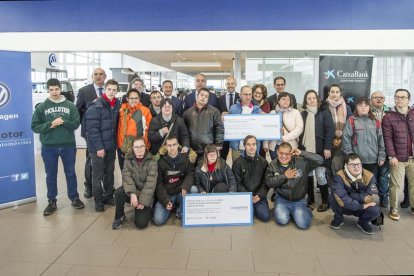 Foto de familia de los responsables de Grupo Ureta, Caixabank y los socios y directivos de Down Burgos y Autismo Burgos tras la entrega de cheques, ayer en Ural Motor.-ISRAEL L. MURILLO