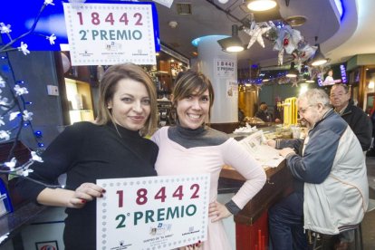 Las empleadas del bar Bárcena posan con el número premiado.-ISRAEL L. MURILLO