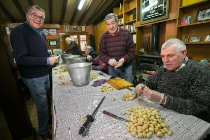 Preparación de los ingredientes que se cocinarán el martes 17 de enero con motivo de San Antón. T. ALONSO