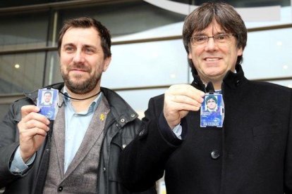 Comín y Puigdemont, con sus acreditaciones de eurodiputados.-