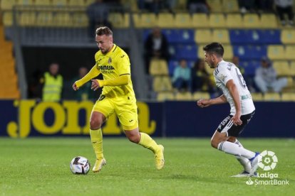 Raúl Navarro, ante un rival en el partido frente al Villarreal B. LALIGA