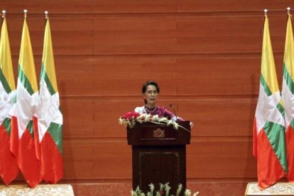 Aung San Suu Kyi durante su discurso en Naypyitaw.-AUNG SHINE OO / AP