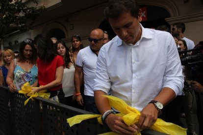 Arrimadas y Rivera retiran lazos amarillos en Alella. /-RICARD CUGAT