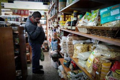 Un consumidor argentino compara precios.-EFE