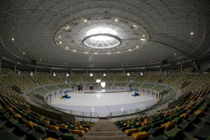 Aspecto que ofrecía ayer el Coliseum Burgos, con la pista ya instalada y protegida bajo una lona.-SAN PABLO BURGOS