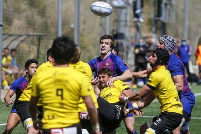 Los jugadores del UBU Bajo Cero y del Barcelona pugnan por la posesión del oval en el encuentro disputado el pasado domingo en La Teixonera. ECB