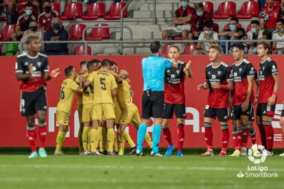 Los jugadores del Mirandés reclaman al árbitro tras un gol del Alcorcón. LALIGA