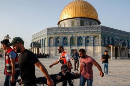 Trasladan a una mujer herida en la Explanada de las Mezquitas-AHMAD GHARABLI / AFP