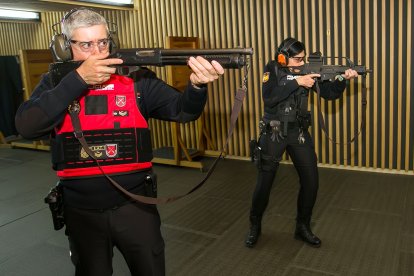 Imagen de prácticas en la sala de tiro de la comisaría. TOMÁS ALONSO