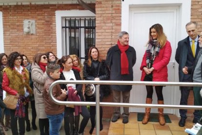 La alcaldesa Aitana Hernando fue la encargada de inaugurar el recinto, nacido tras la adecuación de la antigua casa del conserje del colegio Cervantes-ECB