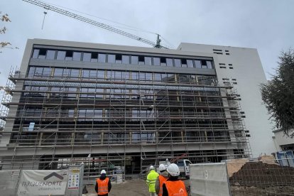 Estado actual de las obras que se están llevando a cabo en el centro de mayores de la Fundación Caja de Burgos en la avenida de Cantabria.  ECB-min