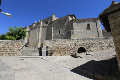 La iglesia de Nuestra Señora del Manzano ve pasar el Camino de Santiago a sus pies. R. OCHOA.