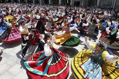 Decenas de burgaleses uniformados con sus trajes regionales bailan la jota en medio de la plaza.-RAÚL G. OCHOA