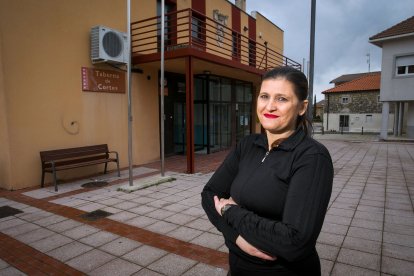 Simona posa frente a la cantina del barrio de Cortes. TOMÁS ALONSO