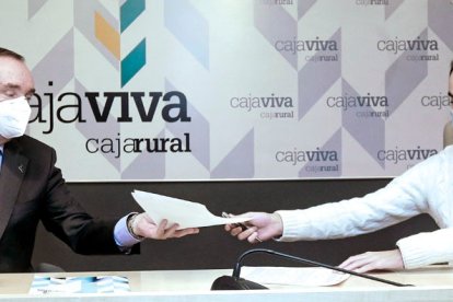 Ramón Sobremonte y Álvaro Peso firmaron ayer el convenio de colaboración en la sede de Cajaviva. RAÚL OCHOA