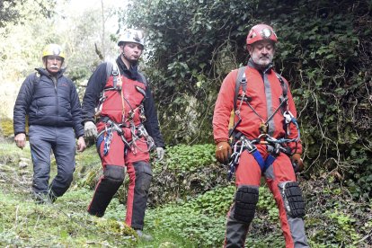 Fernando Pino, a la derecha, con miembros del grupo Edelweiss. ECB