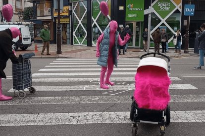 Un momento de la representación en el paso de peatones entre la calle Madrid y las cercanías de la calle Miranda.