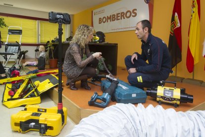 La concejal de Seguridad Ciudadana, Blanca Carpintero, y el jefe del parque de Bomberos, Miguel Ángel Extremo, junto a material de intervención. ISRAEL L. MURILLO