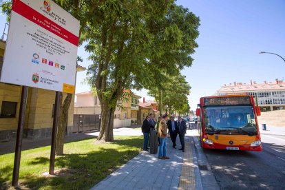 Una de las paradas de la calle Pozanos en la que se ha mejorado la accesibilidad. TOMÁS ALONSO