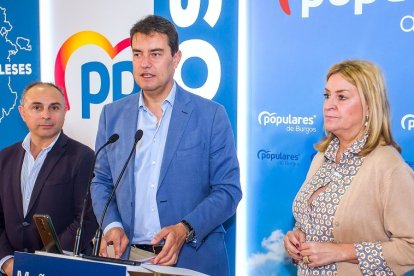 El procurador del PP, Ángel Ibáñez (centro), junto a Emilio Berzosa e Inmaculada Ranedo. TOMÁS ALONSO