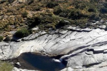 El río Tormes fluye entre las pozas unidas por lanchares en un recorrido salpicado por cascadas que constituyen una grata recompensa al esfuerzo realizado.-A.G.