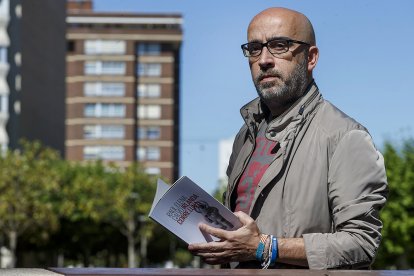 El escritor Raúl Elena Calvo, con un ejemplar de su libro de relatos. SANTI OTERO