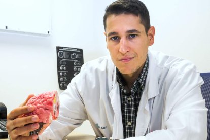 El neurólogo Javier Miranda, especialista en alzheimer. TOMÁS ALONSO