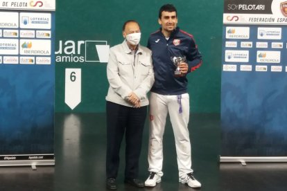 Santxo posa con el trofeo conquistado en Pamplona. ECB