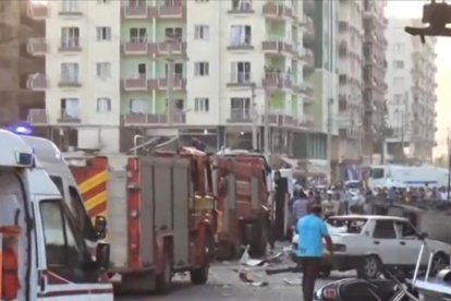 Los equipos de emergencia en la zona donde ha estallado la mina de carretera en la ciudad de Kiziltepe.-REUTERS