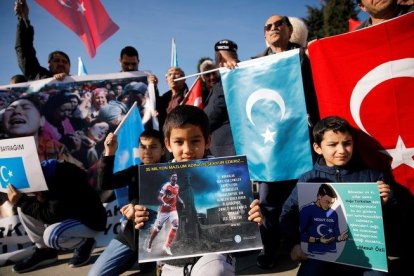 Turcos de etnia Uigur en una movilización con carteles de Özil en Estambul tras la manifestación del futbolista.-X03655