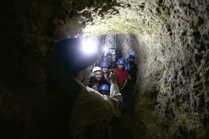 La novelesca biografía del general Centeno sirve a la compañía burgalesa Ronco Teatro para animar las visitas a las galerías y al pozo de la fortaleza. Además, incorporan el personaje de su sufrida esposa Maricarmen que ayuda a guiar a los visitantes a las profundidades del castillo. RAÚL OCHOA