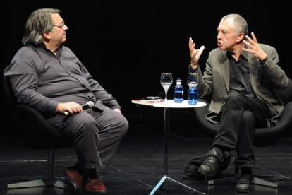 El periodista Jesús Ruiz Mantilla (i.) dirigió la conversación con Gilles Lipovetsky en la sala de congresos del Fórum.-Israel L. Murillo