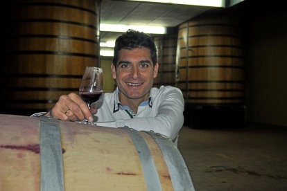 Francisco MartínSan Juan, director técnico de las bodegas del grupo PradoRey, en la sala de barricas de la elaboradora ribereña.-I. M.