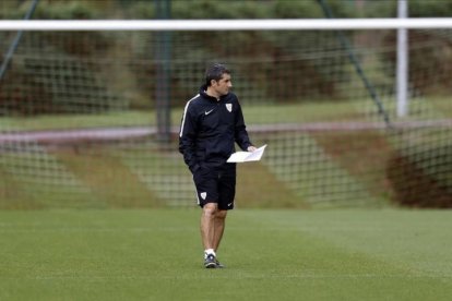 Ernesto Valverde, en un entrenamiento del Athletic de Bilbao, en las instalaciones de Lezama, en octubre pasado.-EFE / LUIS TEJIDO