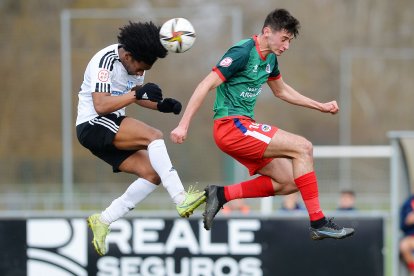 Pineda cabecea un balón. TOMÁS ALONSO