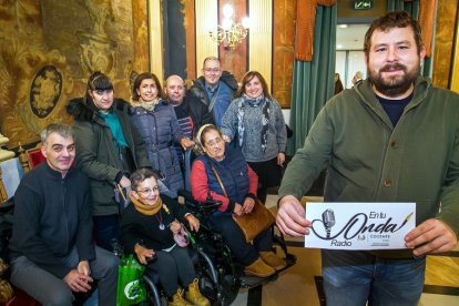 Javier Martínez, técnico de ocio de Cocemfe Burgos y presentador del programa radiofónico ‘En tu onda’, con un grupo de usuarios de la entidad. TOMÁS ALONSO