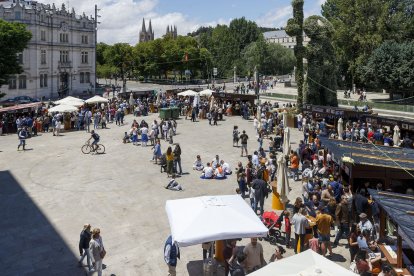 Ambiente de vermú en las casetas de la feria de tapas del paseo de Atapuerca. SANTI OTERO