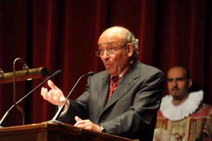 José Antolín durante su discurso al recoger la la Medalla de Oro de la Ciudad de Burgos. © EL CORREO DE BURGOS