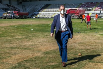 Miguel Ángel Benavente supervisa el inicio de los trabajos en el césped de El Plantío, ayer. TOMÁS ALONSO