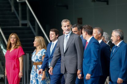 El Rey en la estación de Burgos tras viajar en el primer AVE. SANTI OTERO