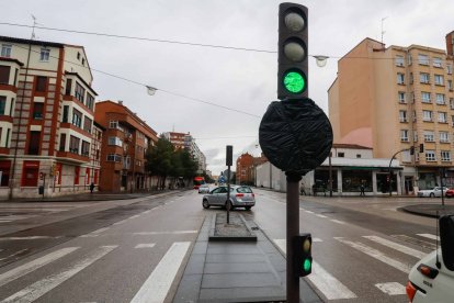 Un vehículo gira a la izquierda desde el bulevar para incorporarse a la calle Madrid, en un momento apenas sin tráfico. TOMÁS ALONSO