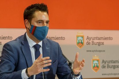 De la Rosa dio cuenta ayer de la contratación de la redacción de la modificación del Plan General Urbano. SANTI OTERO