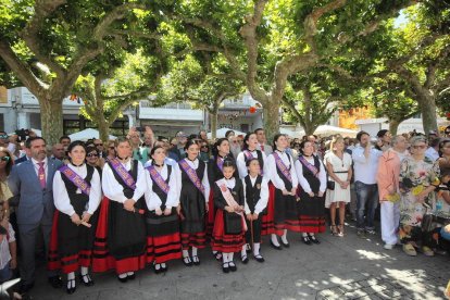 Las autoridades y el séquito real interpretaron también el himno en una plaza abarrotada por público de toda edad.-G. G.