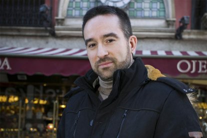 El escritor y periodista Ramón Lozano. TOMÁS ALONSO