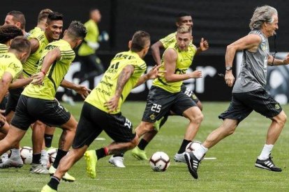 Jorge Jesús (derecha) dirige el último entrenamiento del Flamengo en Lima.-EFE