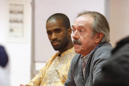 Ibrahima Diallo (i.) y Emilio Sastre se unieron ayer al club de lectura.-Raúl Ochoa